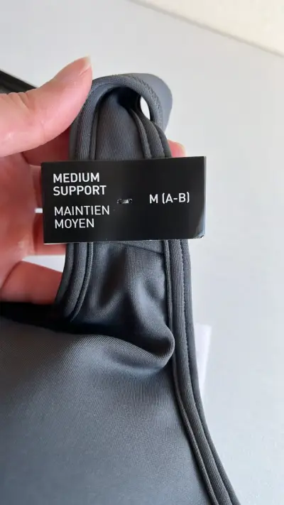 Top deportivo nuevo gris oscuro marca Adidas - miniatura 3
