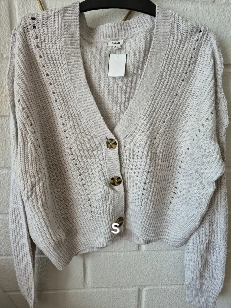 Cardigan de punto gris claro con botones