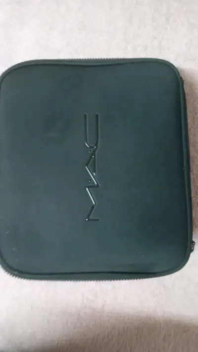 Estuche de Maquillaje MAC Negro con Divisiones - miniatura 3