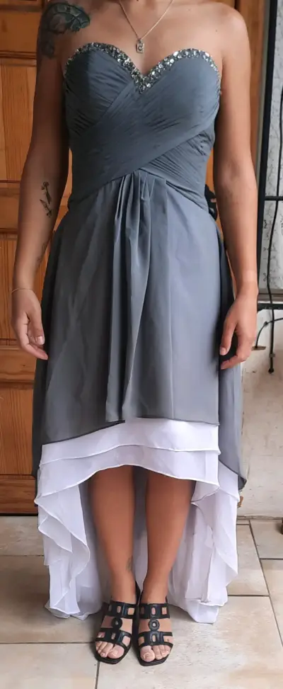 Vestido de fiesta gris con pedrería - miniatura 1