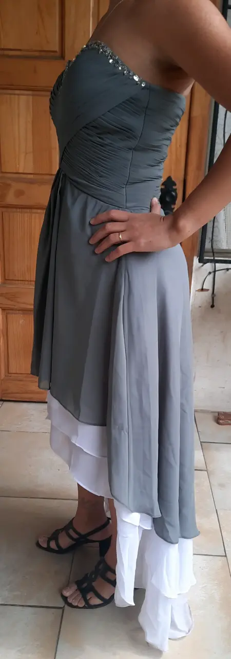 Vestido de fiesta gris con pedrería - 2