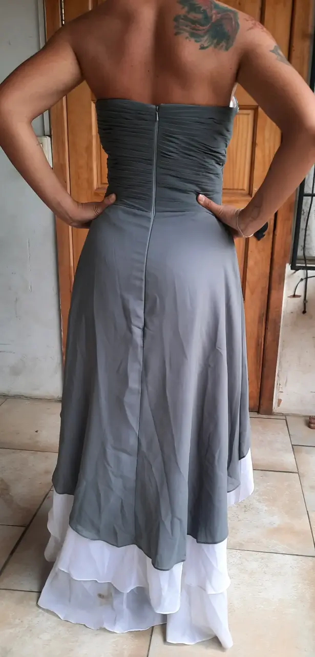 Vestido de fiesta gris con pedrería - 3