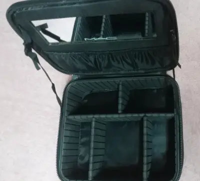 Estuche de Maquillaje MAC Negro con Divisiones - miniatura 1