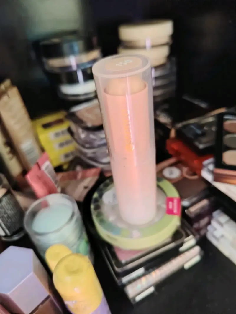 Lote de maquillaje variado con labiales y delineadores - 1
