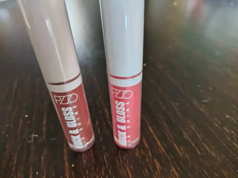 Lote de maquillaje variado con labiales y delineadores - 2