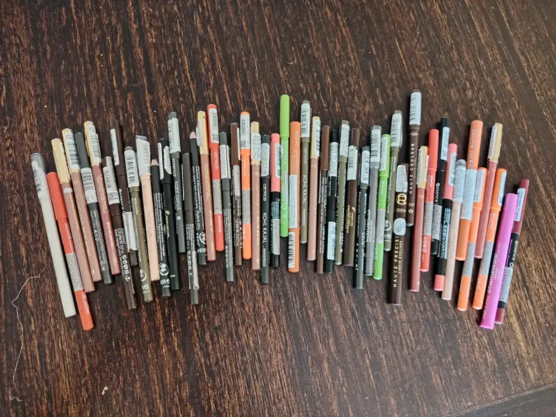 Lote de maquillaje variado con labiales y delineadores - 3