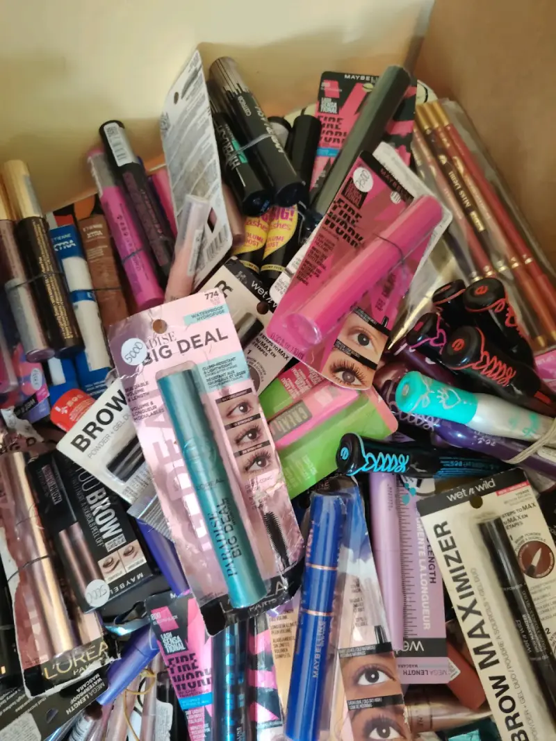 Lote de maquillaje variado con labiales y delineadores - 4