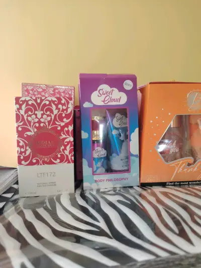 Lote de maquillaje variado con labiales y delineadores - miniatura 5