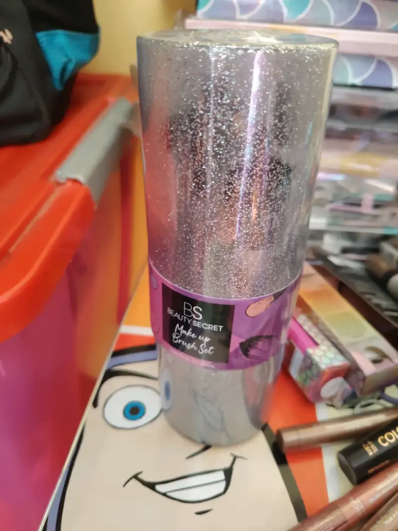 Lote de maquillaje variado con labiales y delineadores - 6