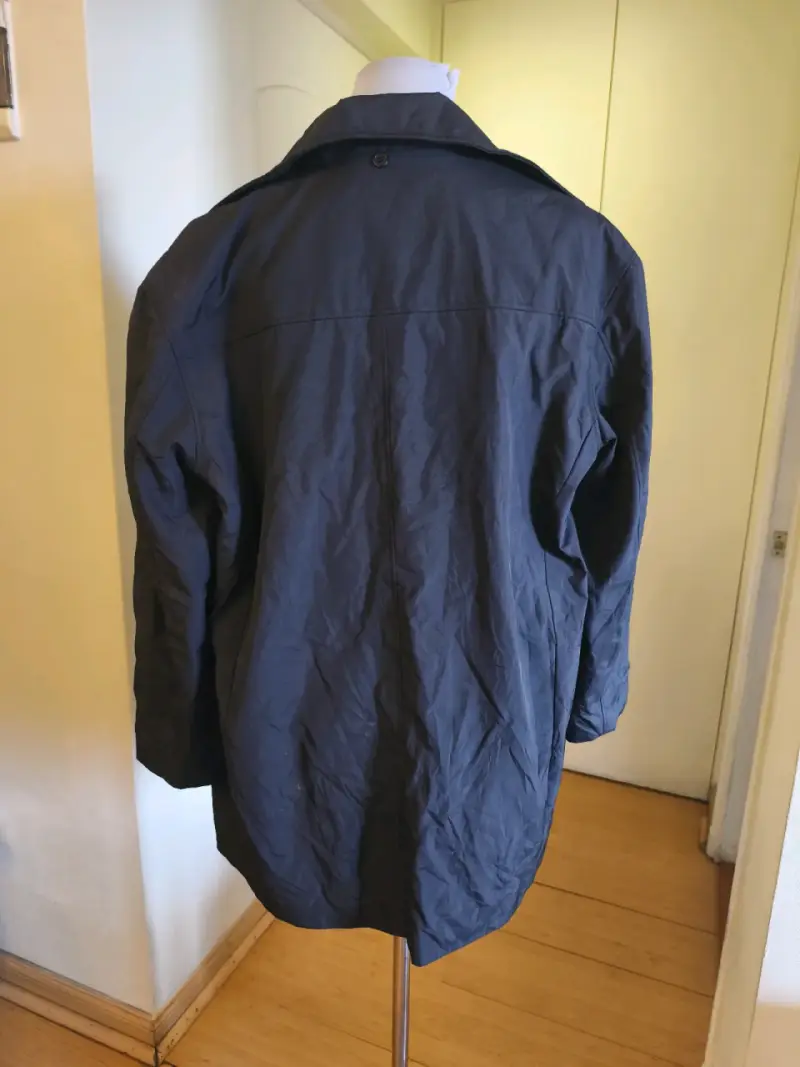 Trench corto negro para hombre en buen estado - 2