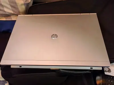Laptop HP EliteBook con Intel Core i5 - miniatura 2