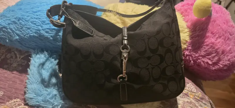 Bolso negro de tela Coach con diseño clásico - 1