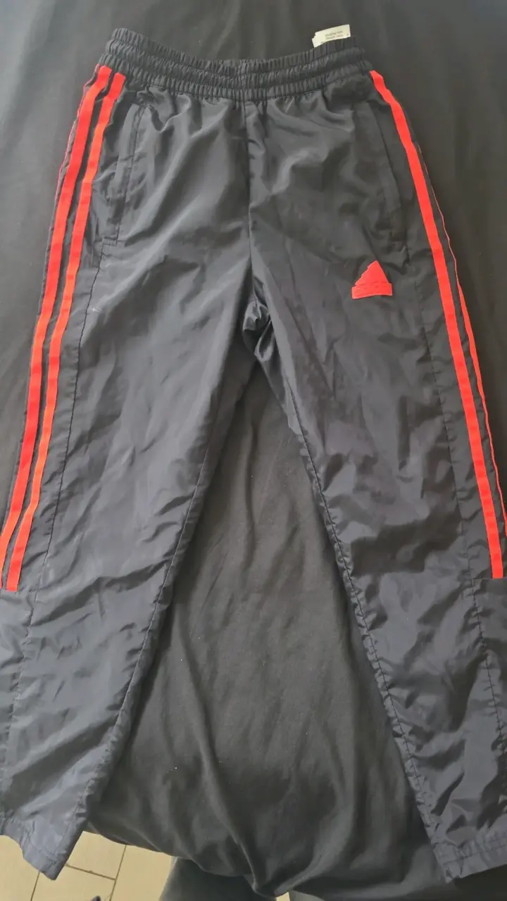 Pantalones deportivos negros con franjas rojas Adidas