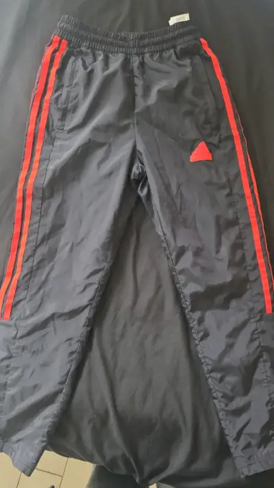 Pantalones deportivos negros con franjas rojas Adidas - miniatura 1
