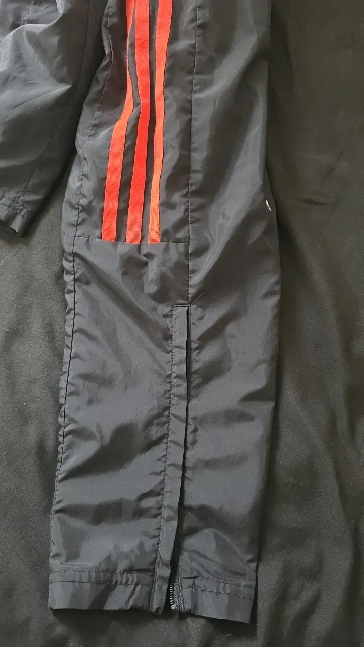 Pantalones deportivos negros con franjas rojas Adidas - 3