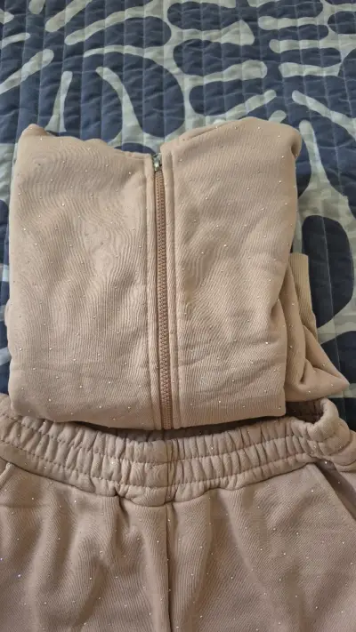 Conjunto de buzo beige  con detalles brillantes - miniatura 1