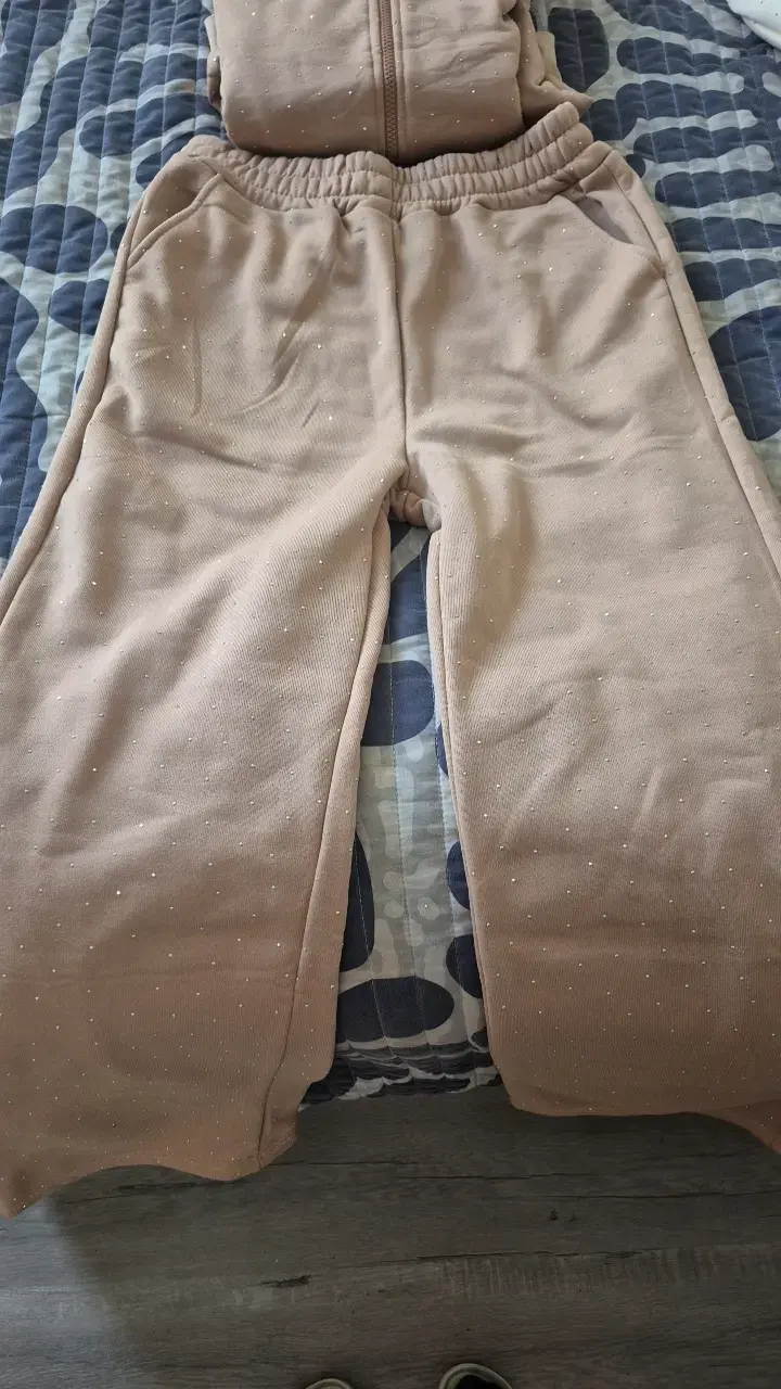 Conjunto de buzo beige  con detalles brillantes - 2