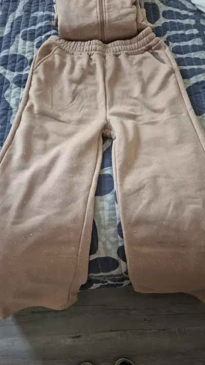 Conjunto de buzo beige  con detalles brillantes - miniatura 2