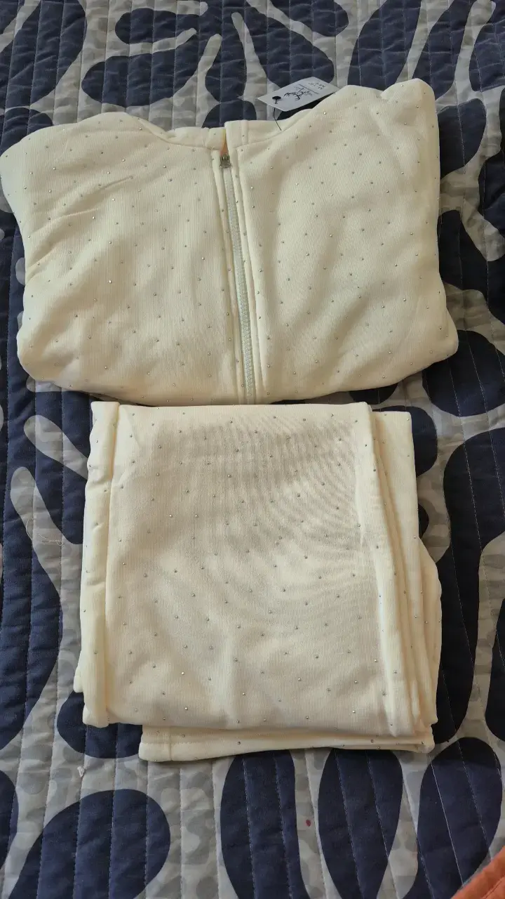 Conjunto de buzo beige  con detalles brillantes - 3