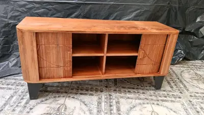 Mueble de madera con puertas corredizas - miniatura 1