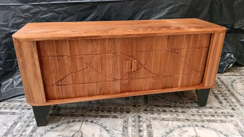 Mueble de madera con puertas corredizas - 2