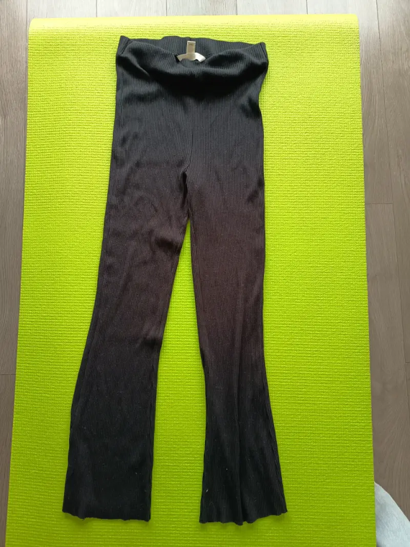 Pantalones acampanados negros H&M para mujer - 1
