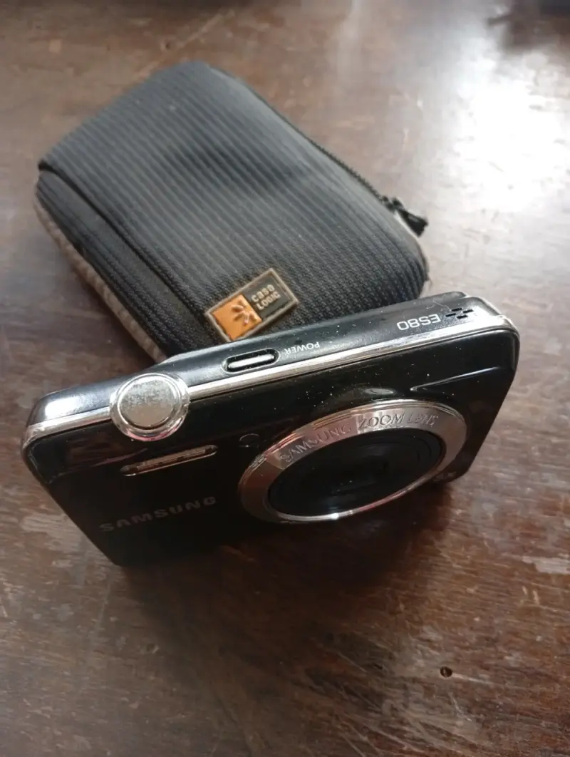 Cámara digital Samsung ES80 con funda - 1