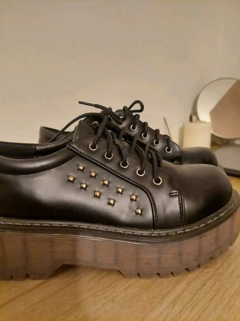 Zapatos de plataforma negros con tachas