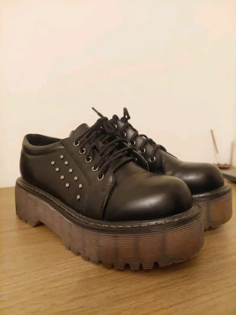Zapatos de plataforma negros con tachas - 2