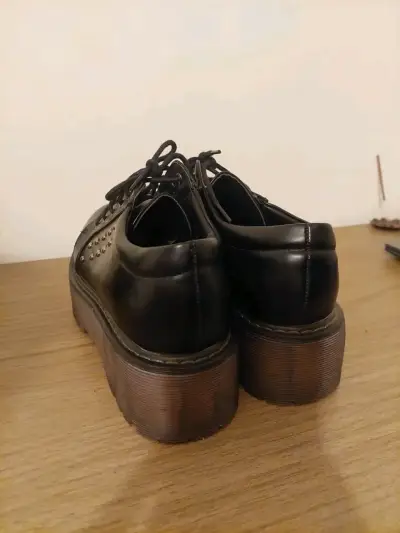 Zapatos de plataforma negros con tachas - miniatura 3