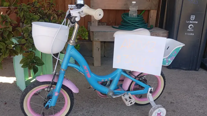 Bicicleta infantil azul con ruedas de apoyo