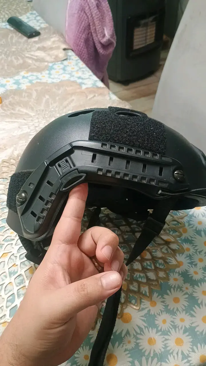 Casco táctico negro con ajuste y ventilación - 1