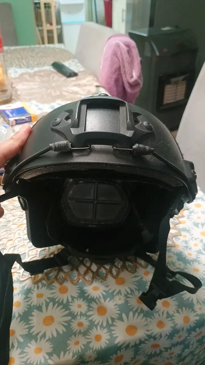 Casco táctico negro con ajuste y ventilación - 2