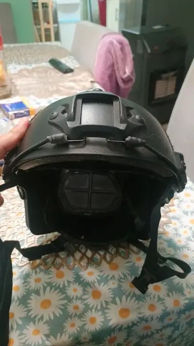Casco táctico negro con ajuste y ventilación - miniatura 2