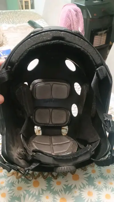 Casco táctico negro con ajuste y ventilación - miniatura 3