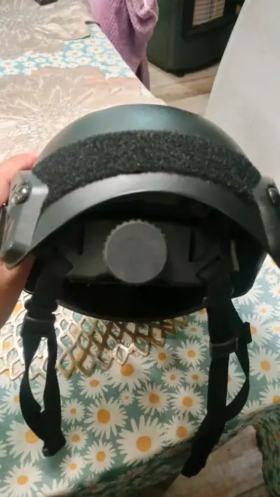 Casco táctico negro con ajuste y ventilación - miniatura 4