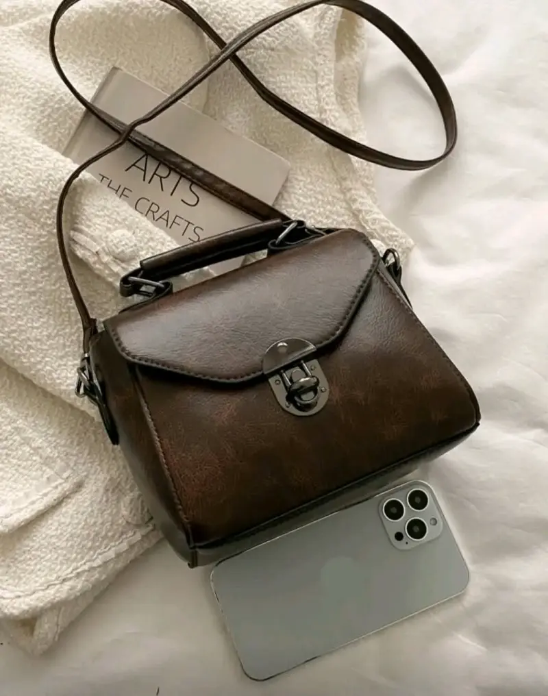 Cartera marrón con correa ajustable
