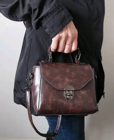 Cartera marrón con correa ajustable - miniatura 2