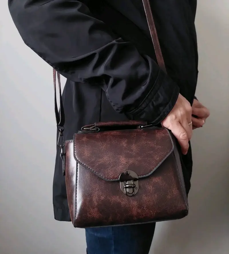 Cartera marrón con correa ajustable - 3