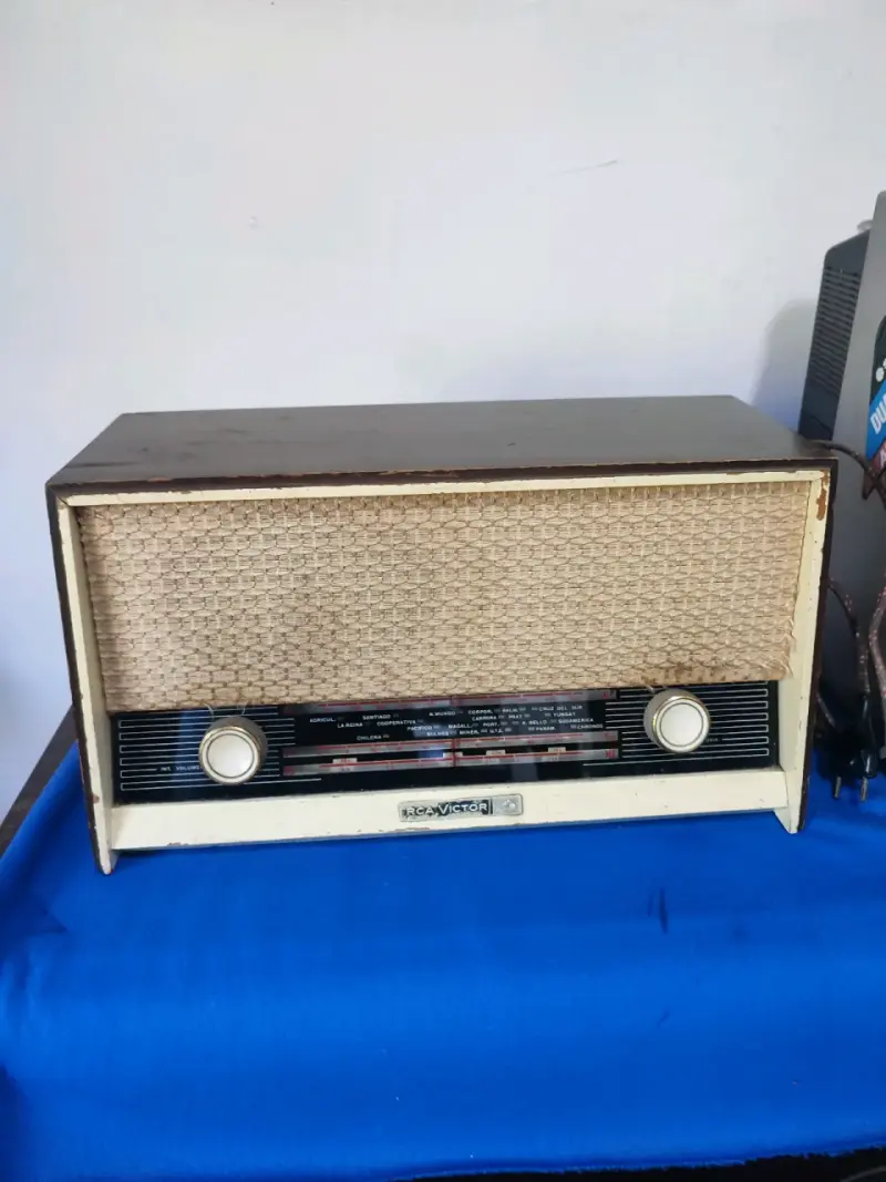 Radio vintage RCA Victor con diseño clásico. - 1