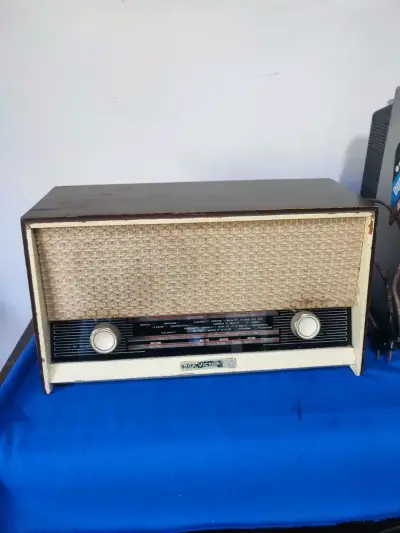 Radio vintage RCA Victor con diseño clásico. - miniatura 1