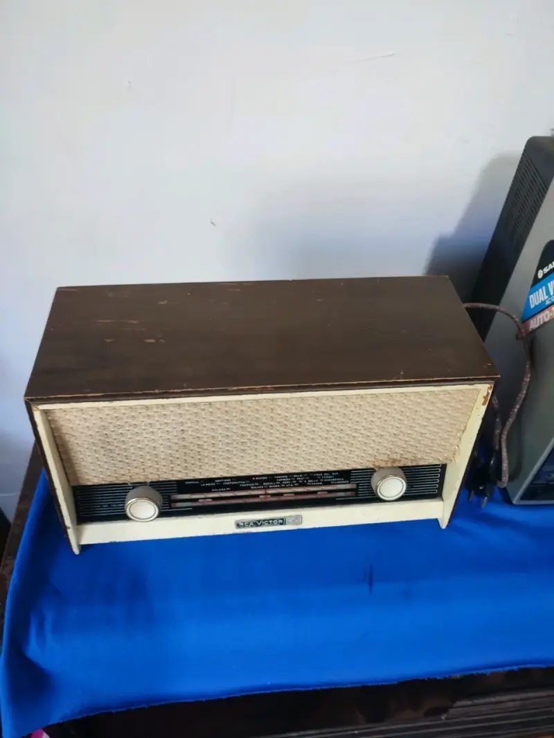 Radio vintage RCA Victor con diseño clásico. - 2