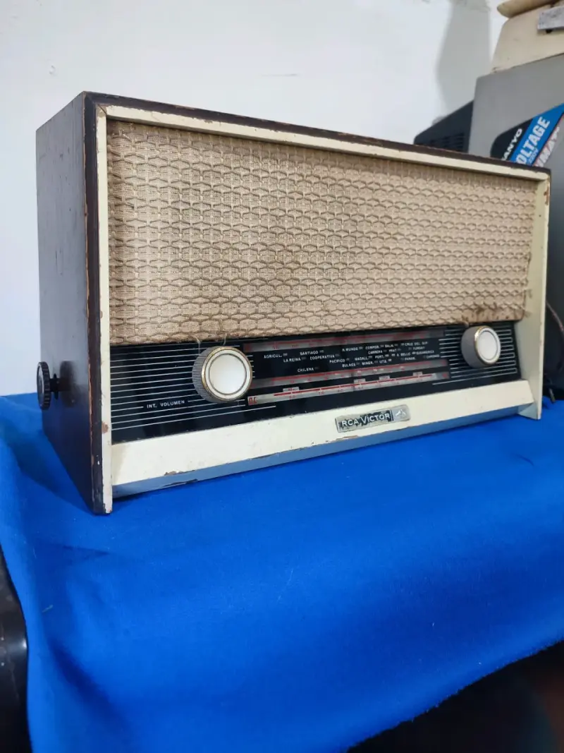 Radio vintage RCA Victor con diseño clásico. - 3