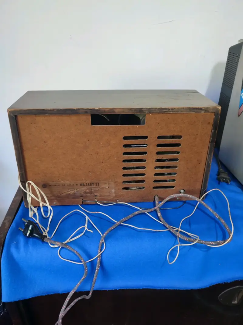 Radio vintage RCA Victor con diseño clásico. - 4