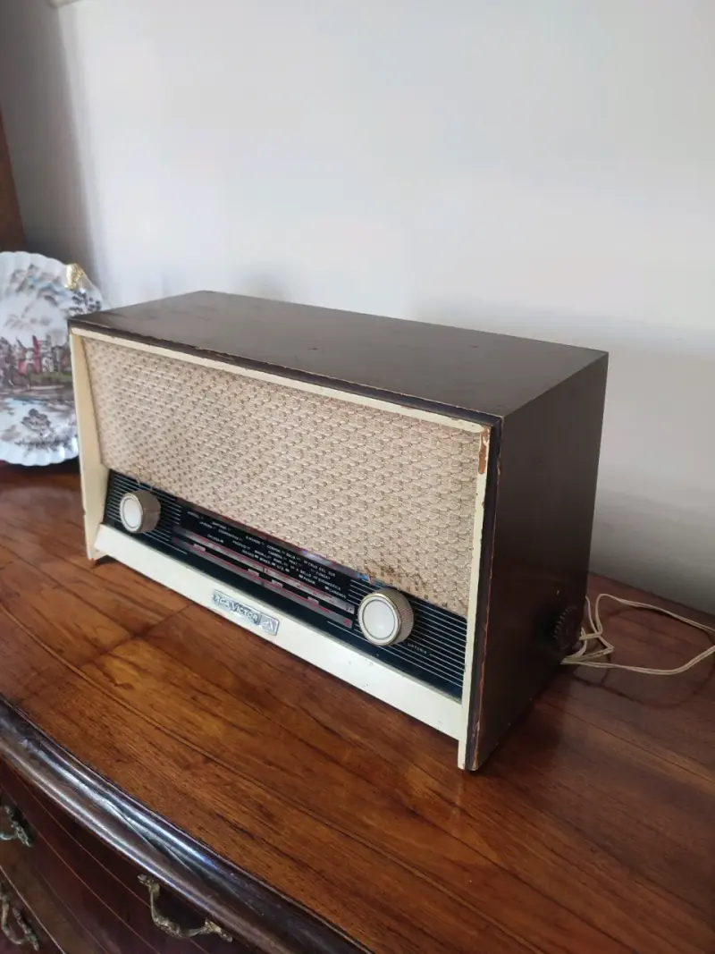 Radio vintage RCA Victor con diseño clásico. - 5