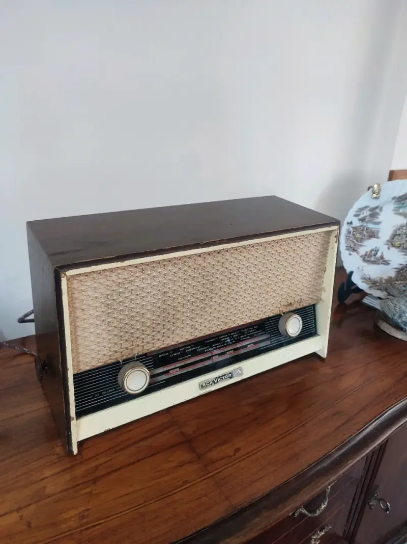 Radio vintage RCA Victor con diseño clásico. - 6