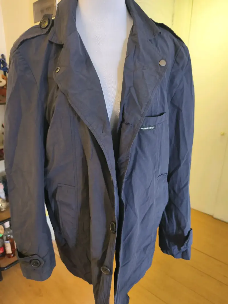 Abrigo azul para hombre con botones