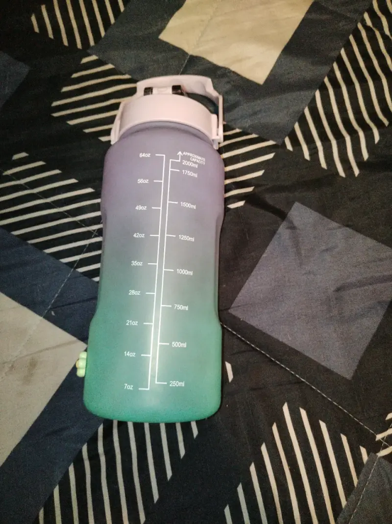 1 Botella de agua motivacional 2L con tapa segura - 3