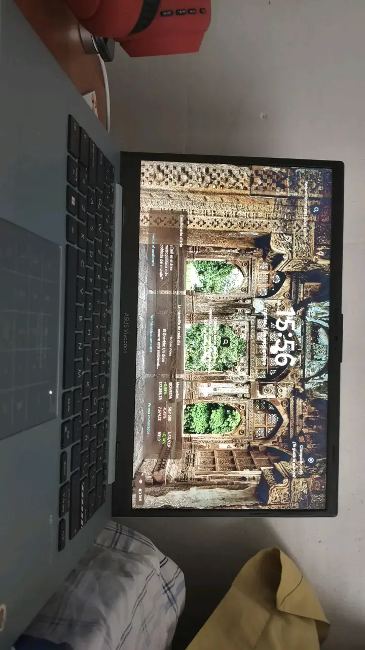 Laptop ASUS VivoBook con pantalla amplia - 1