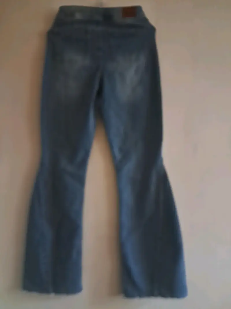 Jeans acampanados de mezclilla azul talla 38 - 2
